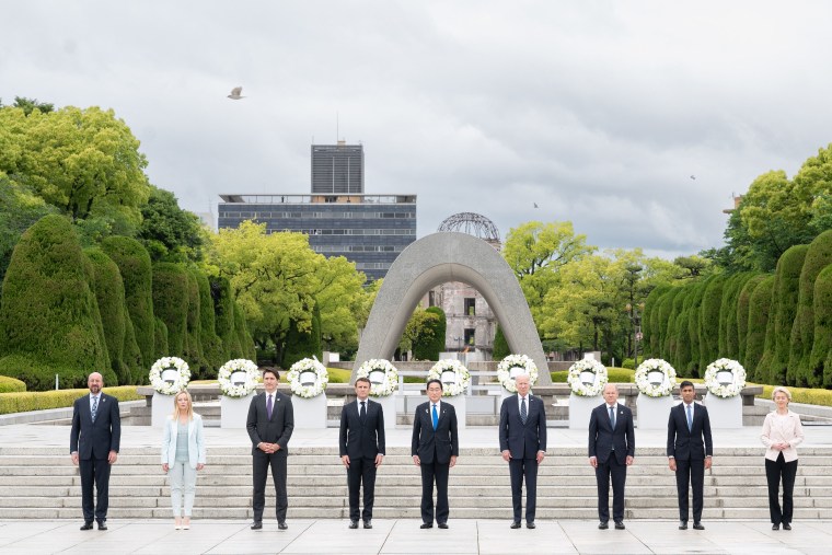 Biden se unió el viernes a otros líderes mundiales para depositar coronas de flores en el Parque Memorial de la Paz de Hiroshima.