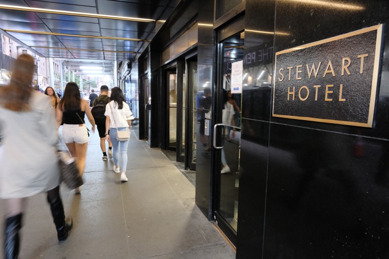 Una imagen del Stewart Hotel en Manhattan cuando estaba por ser re-acondicionado en octubre para recibir a solicitantes de asilo.