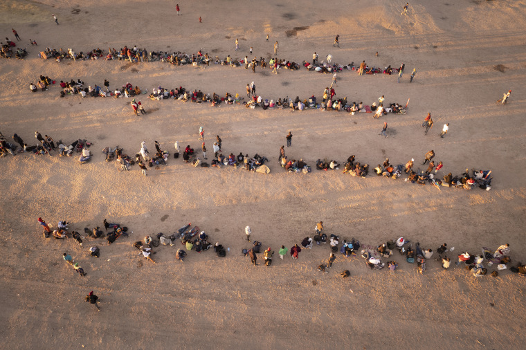 Una vista aérea muestra filas de inmigrantes a la espera de ser procesados por agentes fronterizos en El Paso, Texas.