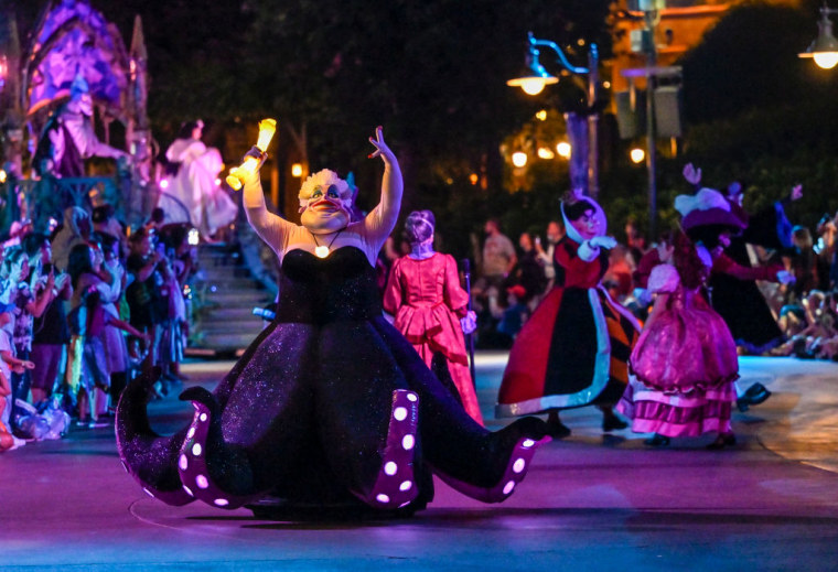 El personaje Úrsula, en una fiesta del Día de Brujas en Disneyland, Anaheim, California, el 9 de septiembre de 2021.
