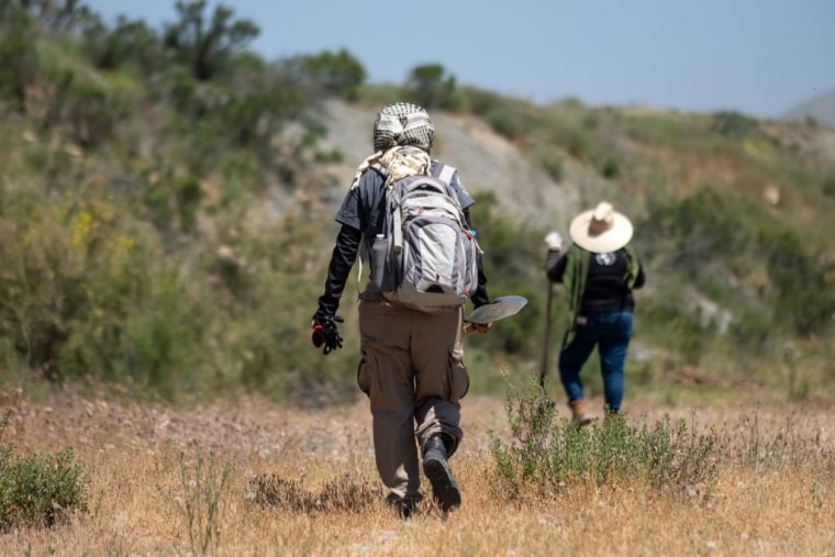 Familiares de desaparecidos buscan el paradero de sus seres queridos en el Valle de las Palmas, en las afueras de Tijuana, en el estado de Baja California, el 28 de abril de 2023.
