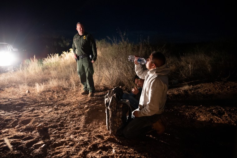 Un agente de la Patrulla Fronteriza de EE. UU. vigila a un inmigrante capturado cerca de la frontera entre EE.UU. y México el 3 de noviembre de 2022 cerca de Douglas, Arizona.