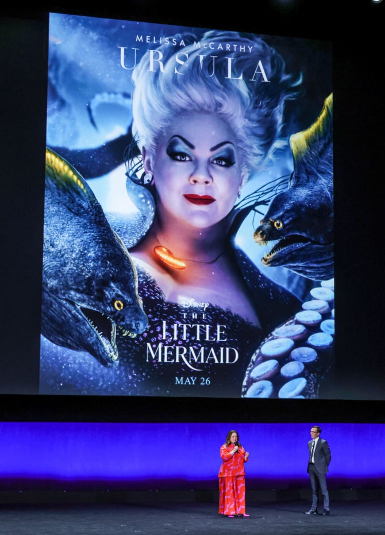 La actriz Melissa McCarthy, quien interpreta a Úrsula en el filme ‘La Sirenita’, de Disney, aparece junto a un cartel de la película acompañada del vicepresidente ejecutivo de Disney, Tony Chambers, en Las Vegas, el 26 de abril de 2023.