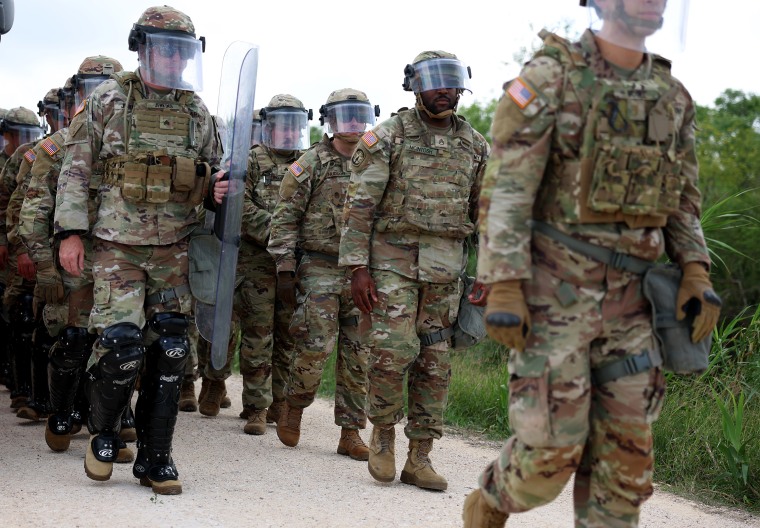 Miembros de la Guardia Nacional de Texas están desplegados en un área de altos cruces de migrantes a lo largo de la frontera de Estados Unidos con México el 10 de mayo de 2023 en Brownsville, Texas.
