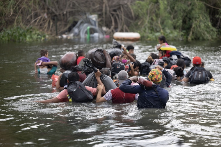 Los migrantes cruzan a nado el Río Grande mientras intentan ingresar a los Estados Unidos el 11 de mayo de 2023 en Matamoros, México.