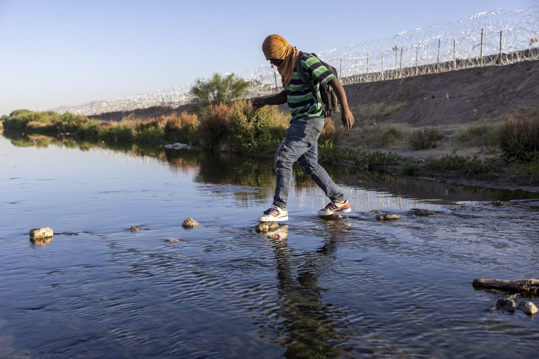 Un inmigrante cruza el río Bravo poco profundo en la frontera entre Estados Unidos y México el 12 de mayo de 2023 en El Paso, Texas. La política de inmigración del Título 42 de la era Covid de EE. UU. finalizó la noche anterior, y los migrantes que ingresan a EE. UU. ahora están ansiosos por cómo el cambio puede afectar sus solicitudes de asilo.