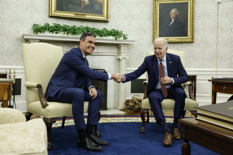 El presidente de Estados Unidos, Joe Biden, le da la mano al primer ministro de España, Pedro Sánchez, antes de una reunión bilateral en la Oficina Oval de la Casa Blanca el 12 de mayo de 2023 en Washington, DC.