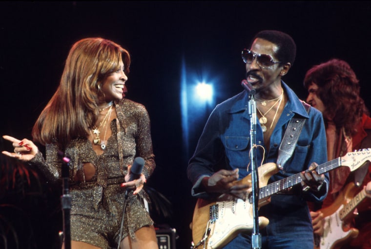 Ike and Tina Turner actúan en Los Ángeles en marzo de 1976.
