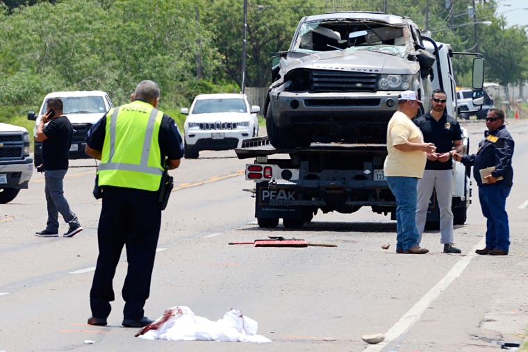 La camioneta Range Rover que conducía el hombre que se impactó contra el grupo es removida del lugar con una grúa, en Brownsville, Texas, el 7 de mayo de 2023.