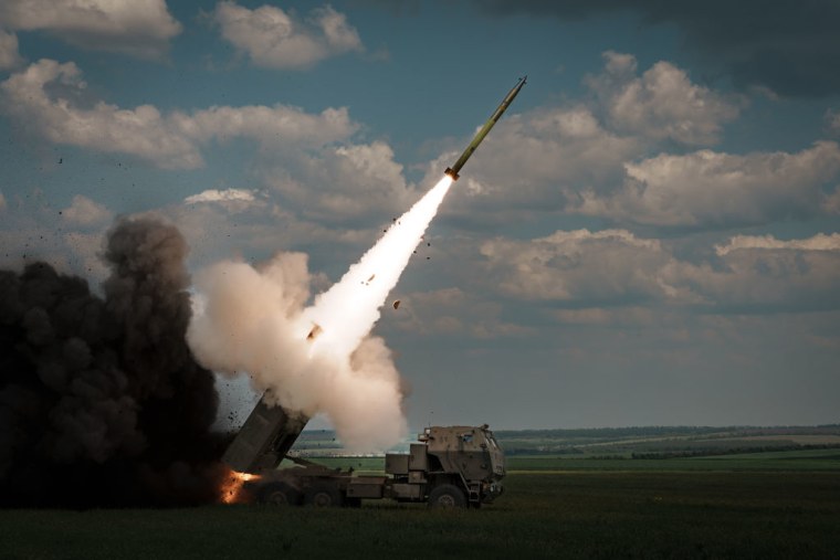 Un lanzacohetes HIMARS A M142 dispara contra posiciones rusas en Bakhmut, el 18 de mayo de 2023.
