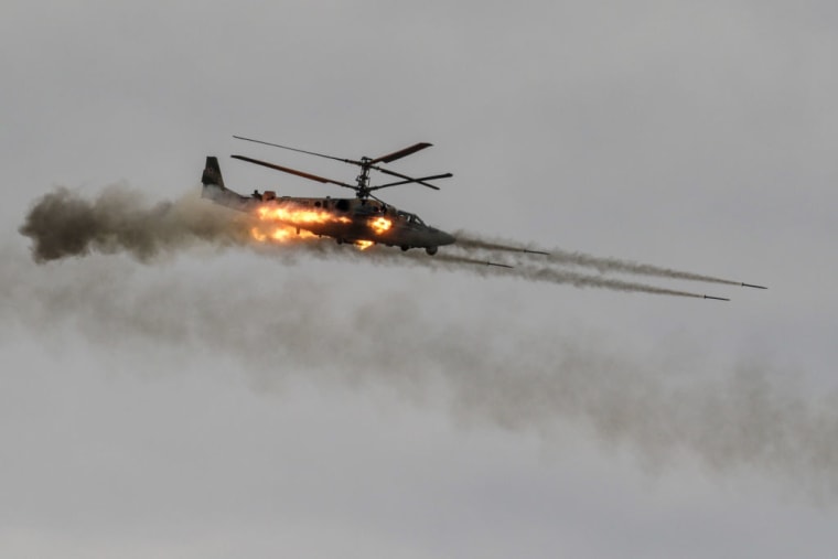 Un helicóptero Ka-52 dispara durante una demostración militar en Rusia en agosto de 2015.