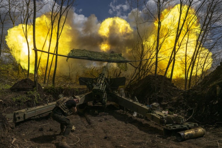 Soldados ucranianos disparan un cañón Howitzer en el frente de batalla en Donetsk, el 24 de abril de 2023.