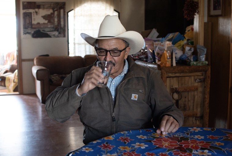 "Soy un millonario bebiendo esta agua", dice John Mestas entre sorbos de agua del grifo en su casa en el Valle de San Luis. 
