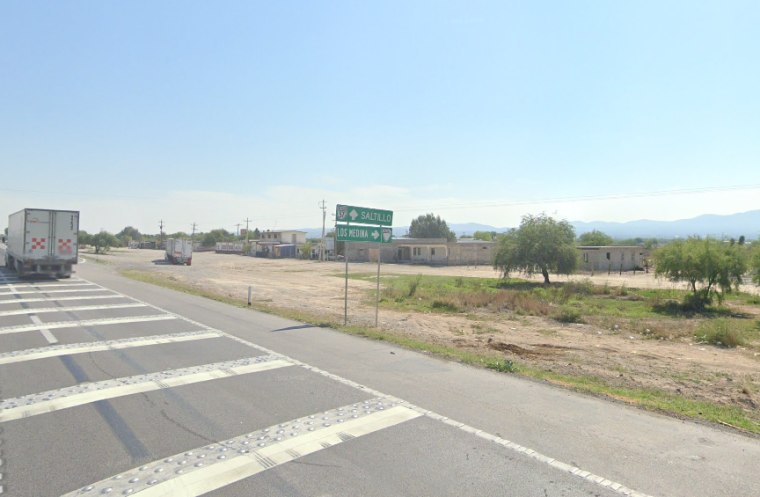 Desviación hacia Los Medina sobre la carretera 57 en Nuevo León, México.