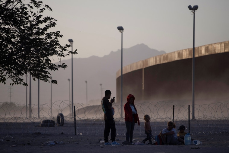 Migrantes en El Paso, Texas, después de cruzar la frontera con México, el 10 de mayo de 2023.