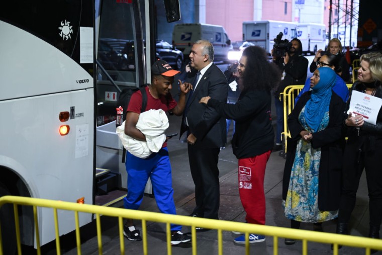 Un migrantes desciende de un autobús llegado a Nueva York procedente de Texas, el 3 de mayo de 2023.
