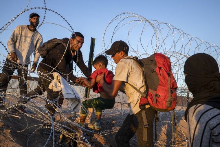 Un grupo de migrantes intentan cruzar a Estados Unidos desde Ciudad Juárez, México, el 7 de mayo de 2023, días antes de que el Título 42 llegue a su fin.