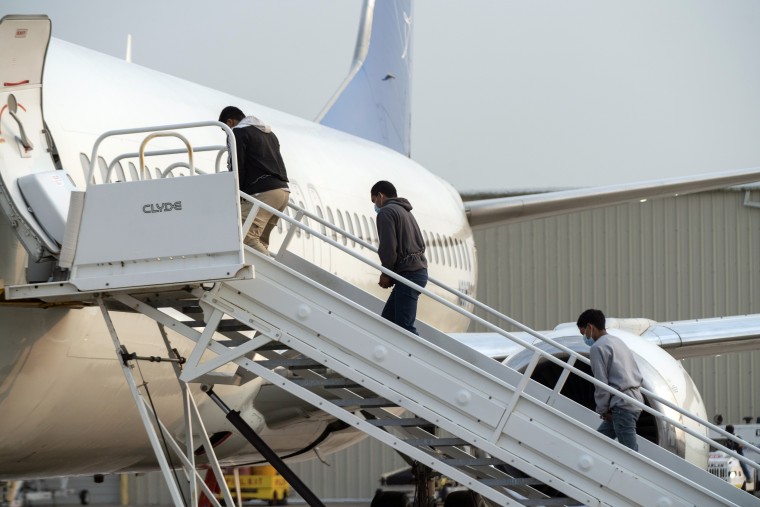 Migrantes guatemaltecos son deportados de Estados Unidos en avión mediante el Título 42, en Harlingen, Texas, el 5 de mayo de 2023.