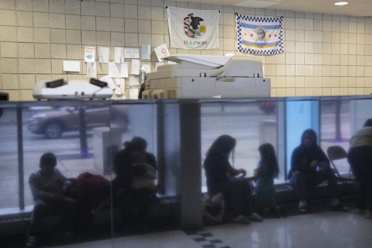 Inmigrantes venezolanos se refugian en una estación de la policía de Chicago, el 1 de mayo de 2023.