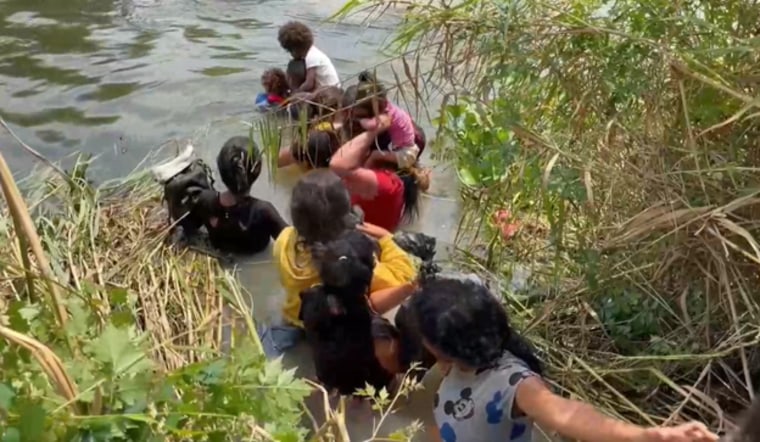 Migrantes preocupados por el fin del Título 42 cruzan el Río Bravo ante el temor de quedarse varados en Matamoros, Tamaulipas, el 11 de mayo de 2023.