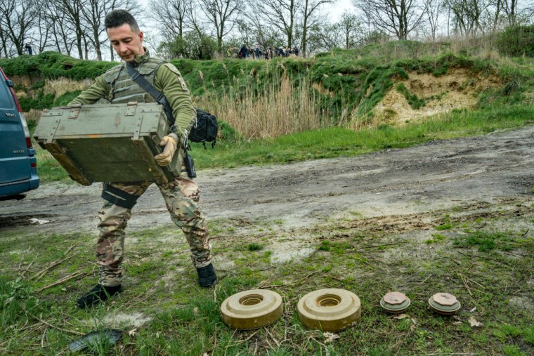 Soldados ucranianos desactivan minas antitanque rusas en la región de Kiev.
