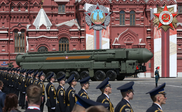 Un vehículo transporta el misil nuclear estratégico RS-24 Yars en la Plaza Roja de Moscú, el 24 de junio de 2020.