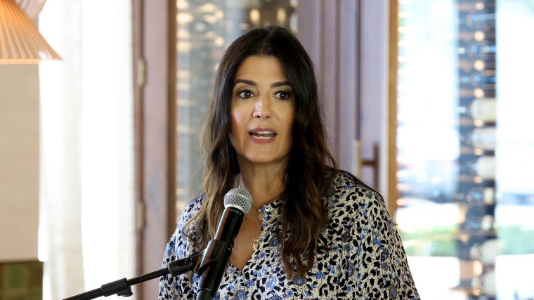 Nathalie Rayes, mujer latina, habla frente a un micrófono durante un evento en Florida en 2022