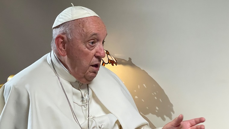 El papa Francisco responde a preguntas de Julio Vaqueiro en una entrevista con Noticias Telemundo. 