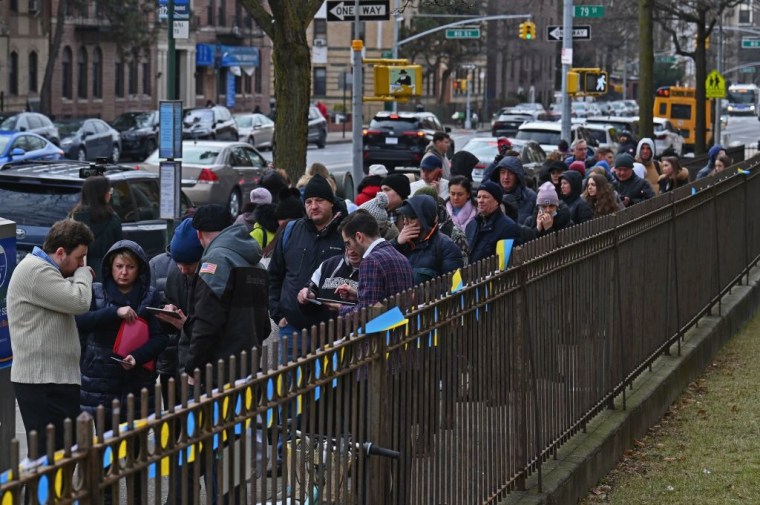 Ucranianos hacen fila para asistir a una feria de empleo en Nueva York, en febrero de 2023. 