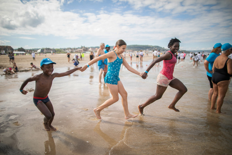 Unos niños juegan en una playa de Deauville, noroeste de Francia, el 24 de agosto de 2022.