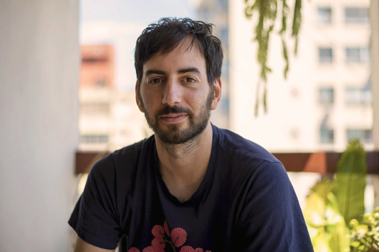 "Soñaba con una serie para el gran público, pero no me lo imaginaba así: lo que está pasando en la calle es muy sorprendente", dice Korovsky, en una entrevista en su casa en Buenos Aires.