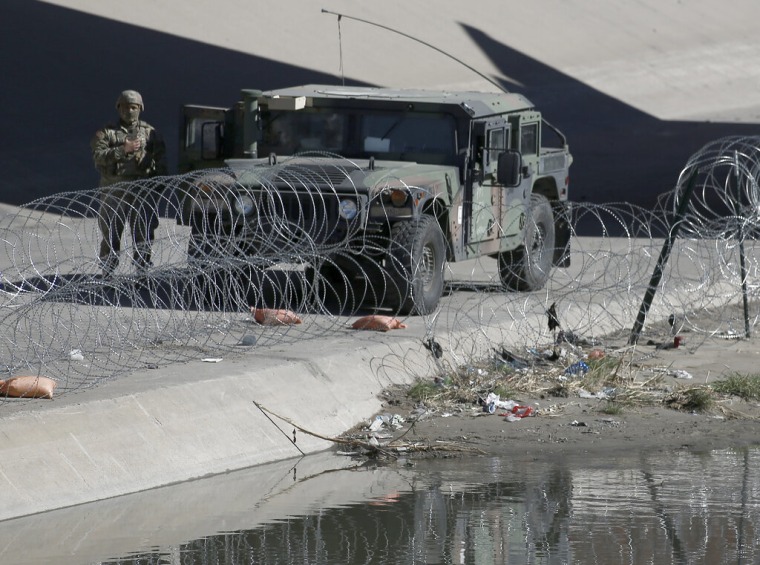 Un soldado estadounidense patrulla la frontera con México cerca de El Paso, Texas, el 8 de enero de 2023.