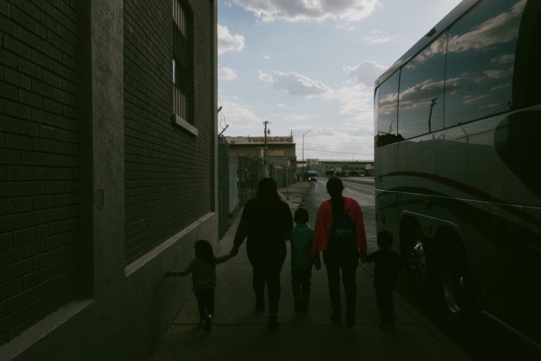 Migrantes bajan de un autobús en El Paso, Texas, el 16 de mayo de 2023.