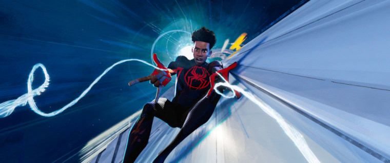 Una escena de la película animada "Spider-Man: A través del Spider-Verso" muestra al personaje de Miles Morales con un traje del Hombre Araña de color negro con detalles rojos 