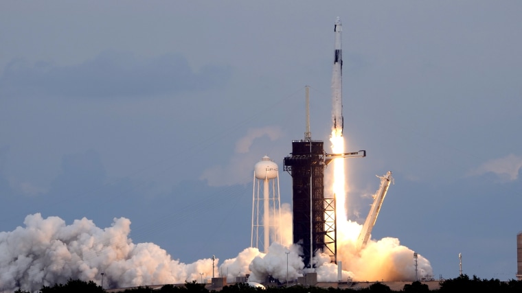 Un cohete Falcon 9 de SpaceX, con la cápsula Dragon y una tripulación de cuatro astronautas, despega desde el Centro Espacial Kennedy en Cabo Cañaveral, Florida, el domingo 21 de mayo de 2023.