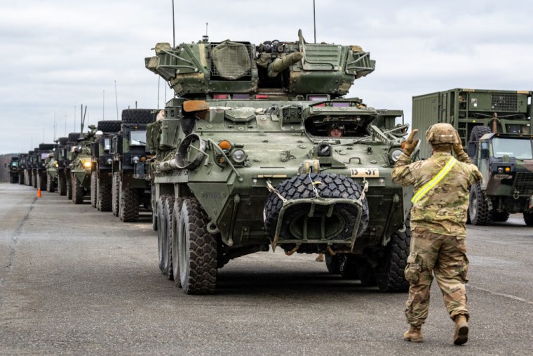 Vehículos Stryker para transporte de personal militar, en una base de la OTAN en Rumania.