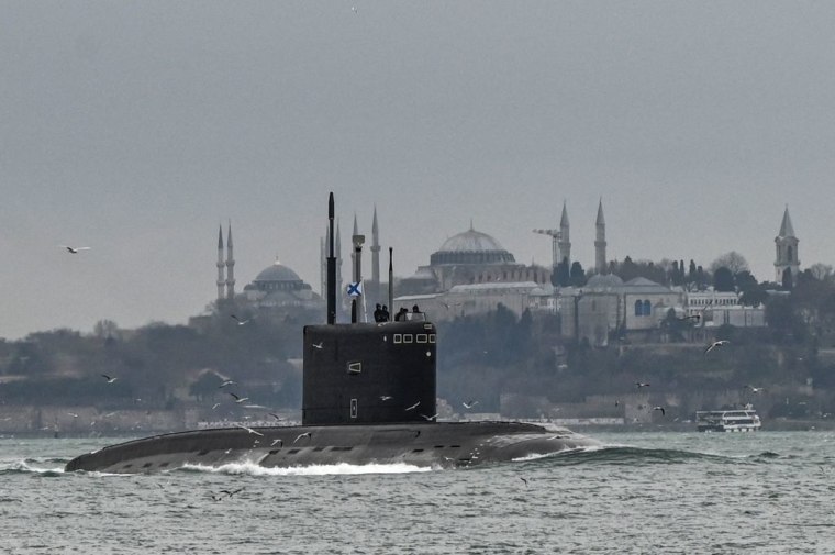 El submarino clase Kilo de motor híbrido diesel y eléctrico ruso navega en el estrecho del Bósforo, el 13 de febrero de 2022.