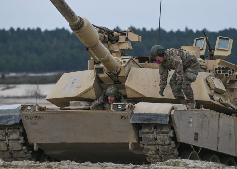Soldados de la OTAN entrenan en Polonia con tanques Abrams M1A2, el 12 de abril de 2023.