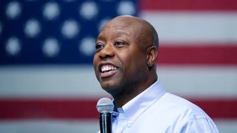 El senador Tim Scott, que presentó el viernes la documentación para iniciar una campaña presidencial, habla durante un acto municipal en Manchester, New Hampshire, el 8 de mayo.
