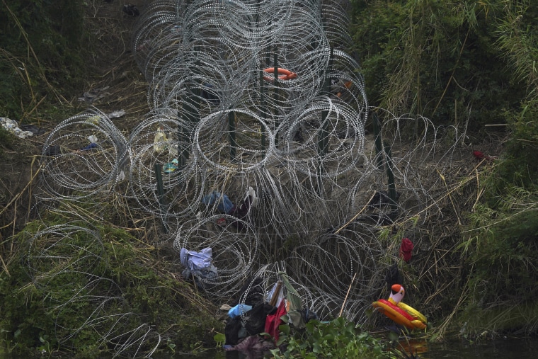 Rollos de alambre de púas y artículos abandonados por migrantes que cruzaron la frontera yacen a un lado del río Bravo este 12 de mayo de 2023, luego del fin del Título 42. La imagen fue tomada desde Matamoros, México.