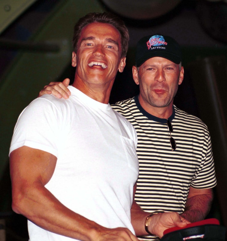 Arnold Schwarzenegger et Bruce Willis lors de l'ouverture du Planet Hollywood le 25 juillet 1994 à Las Vegas, Nevada.