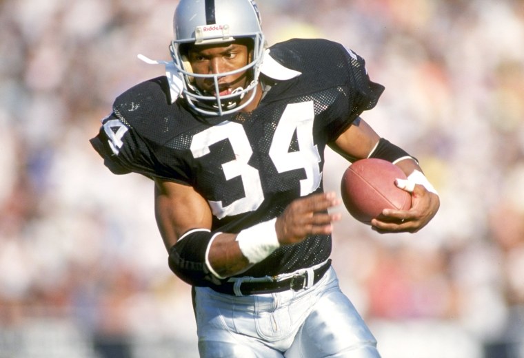 Los Angeles Raiders running back Bo Jackson (34) carries the ball