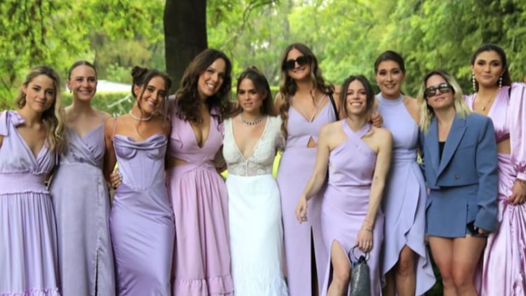 Camila West en su boda religiosa, junto a sus damas de honor. 