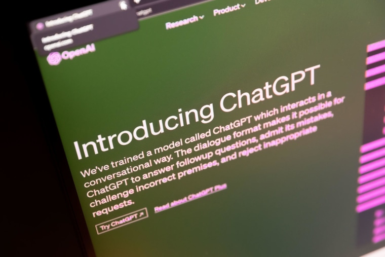ChatGPT es un chatbot de inteligencia artificial desarrollado por la empresa OpenAI y lanzado al mercado en noviembre de 2022.