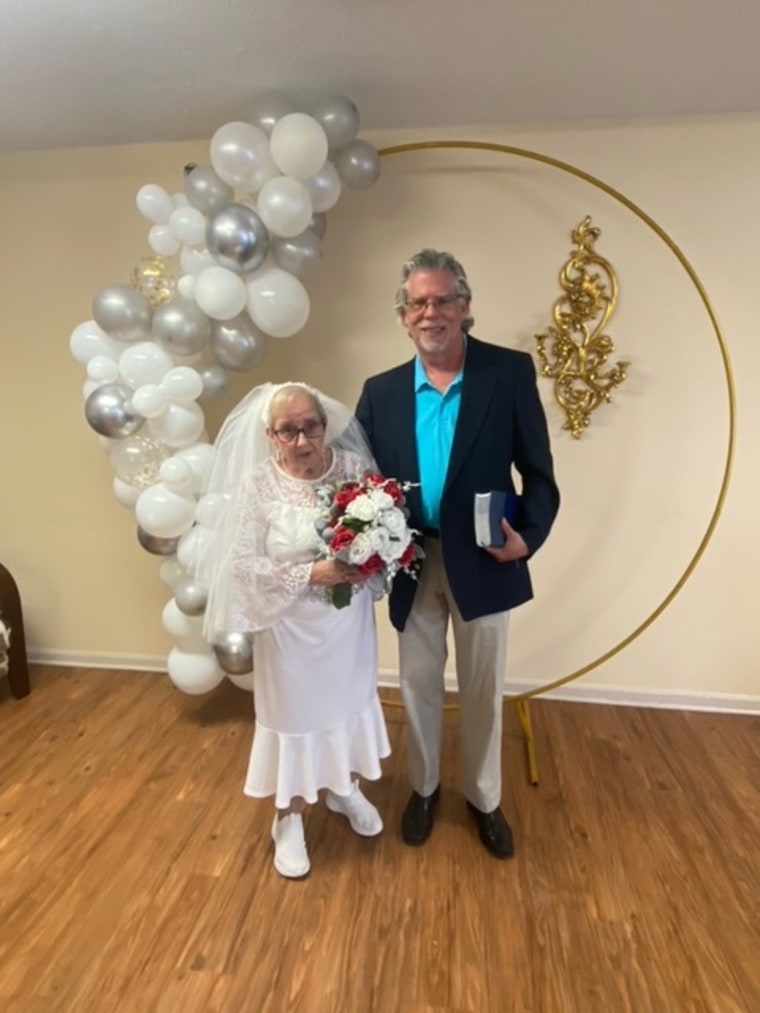 77-Year-Old Ohio Woman Dorothy Fideli Marries Herself