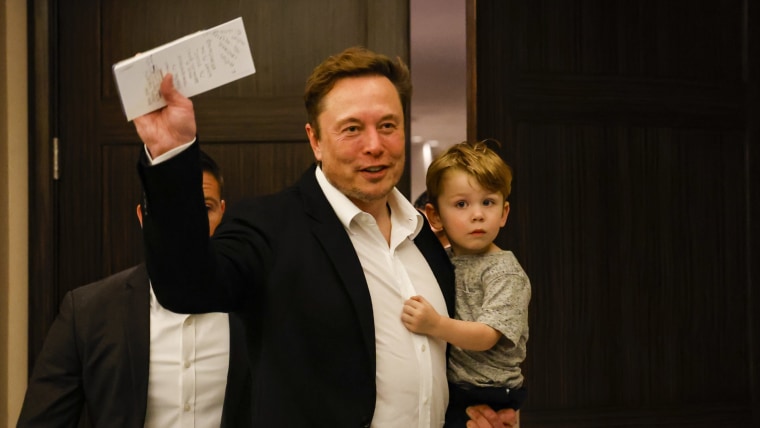 ElonMusk y su hijo X Æ A-XII en la MMA Global Possible Conference en Florida, 2023.