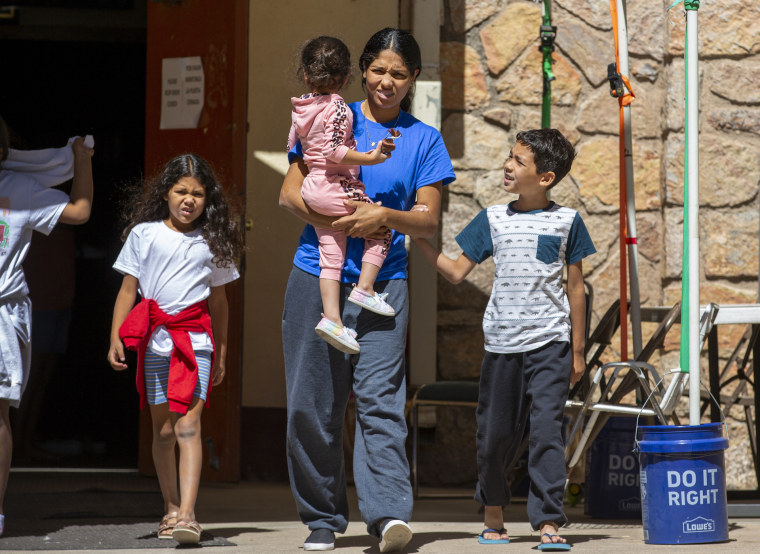 Juaniela Castillo, inmigrante venezolana, camina con sus tres hijos este jueves 11 de mayo en el albergue de la iglesia St. Francis Xavier en El Paso, Texas. 