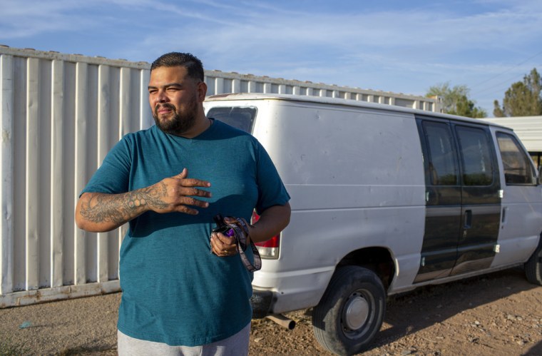 El solicitante de asilo venezolano Luis López muestra la camioneta que está reparando para estar preparado cuando obtenga su permiso de trabajo para iniciar un negocio de pintura y reformas de viviendas en El Paso, Texas, el viernes 12 de mayo de 2023. 