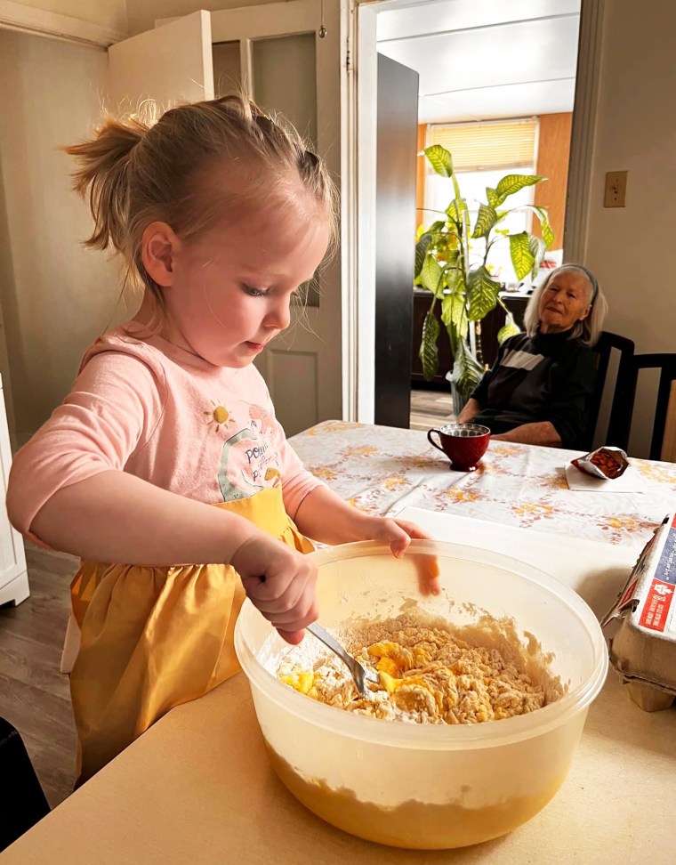 Même la fille de Contardi, Teagan, participe à l'action culinaire avec ses grands-parents et ses arrière-grands-parents.