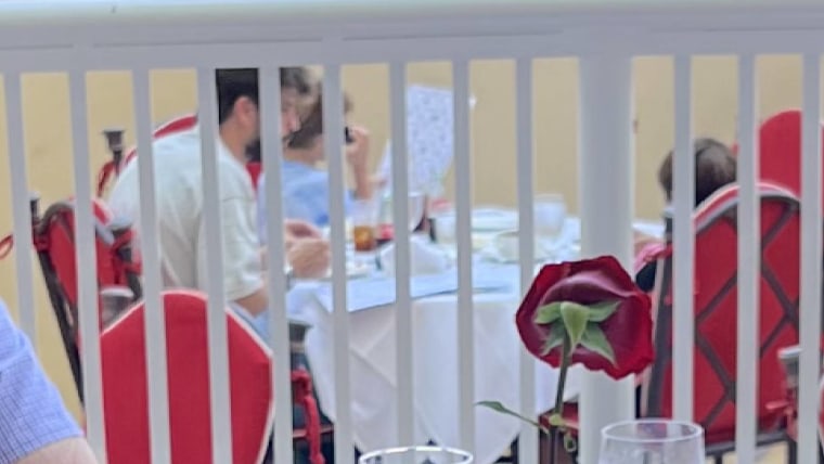 Gerard Piqué come junto a sus hijos en restaurante de Miami. 